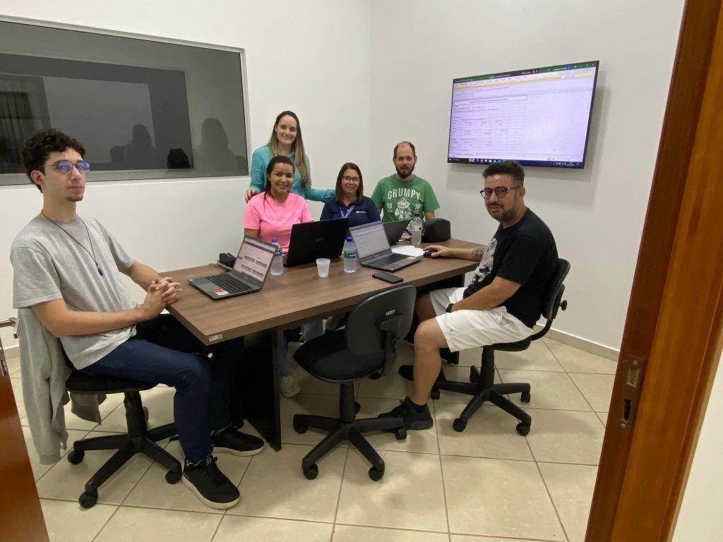 ALUNOS DE ADMINISTRAÇÃO APROVEITAM FIM DE SEMANA PARA REALIZAR ESTUDO EM GRUPO