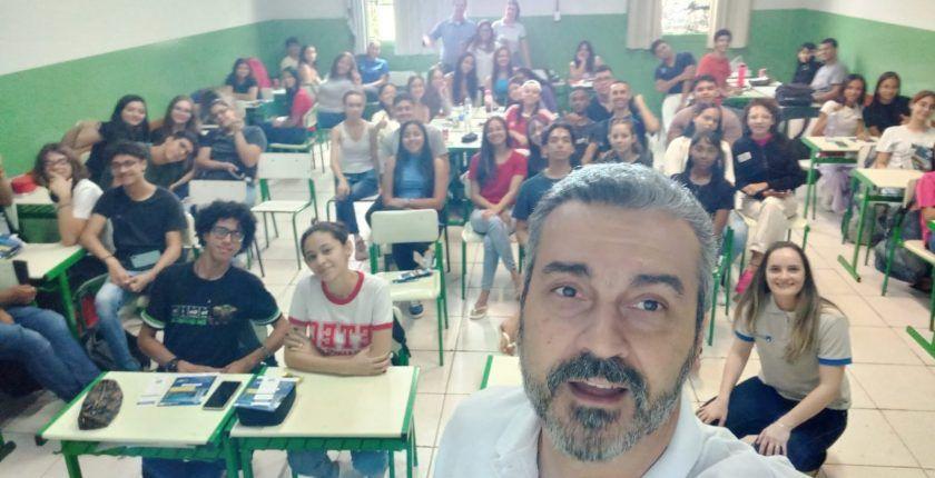 Diálogo sobre o futuro profissional com os estudantes da etec de serrana