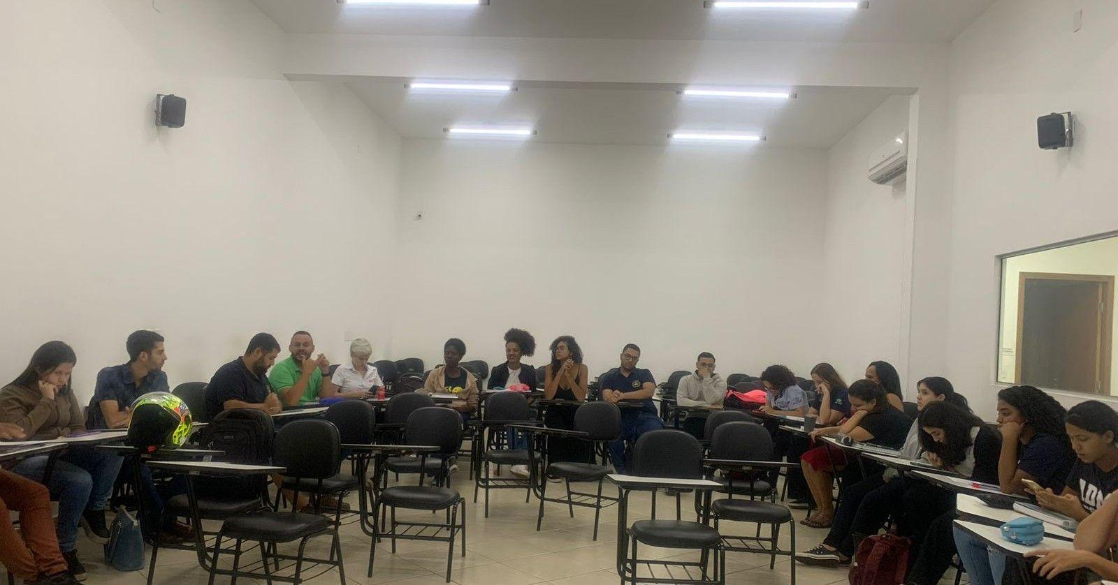 Alunos do curso de Administração Presencial realizam apresentação sobre Práticas Atuais em Gestão de Pessoas
