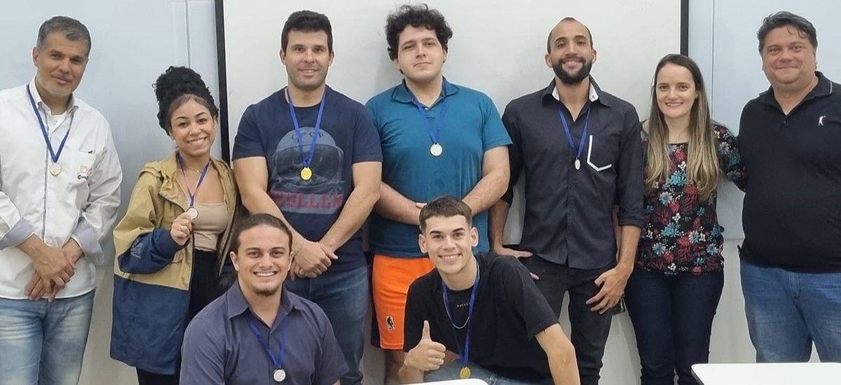 Alunos do 5° Período de Administração Brilham em Dinâmica