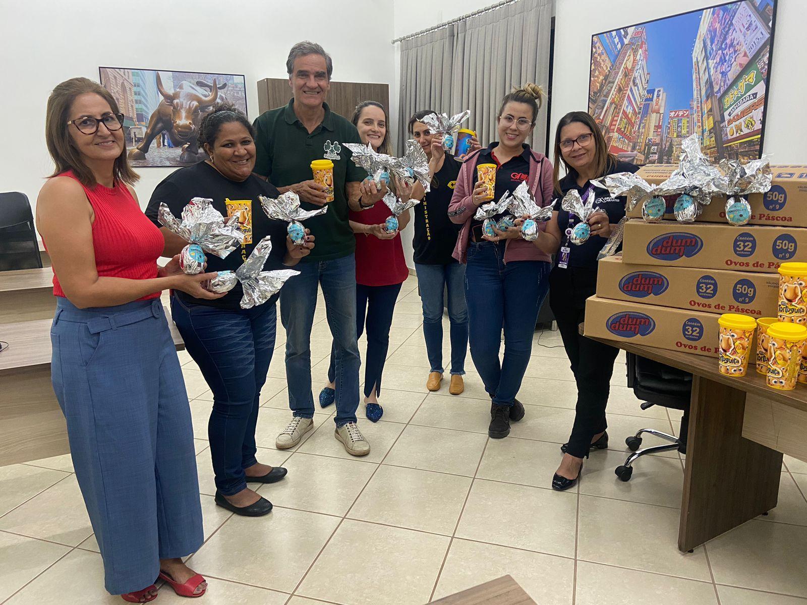 Alunas realizam ação de Páscoa com crianças da ONG Casa das Mangueiras