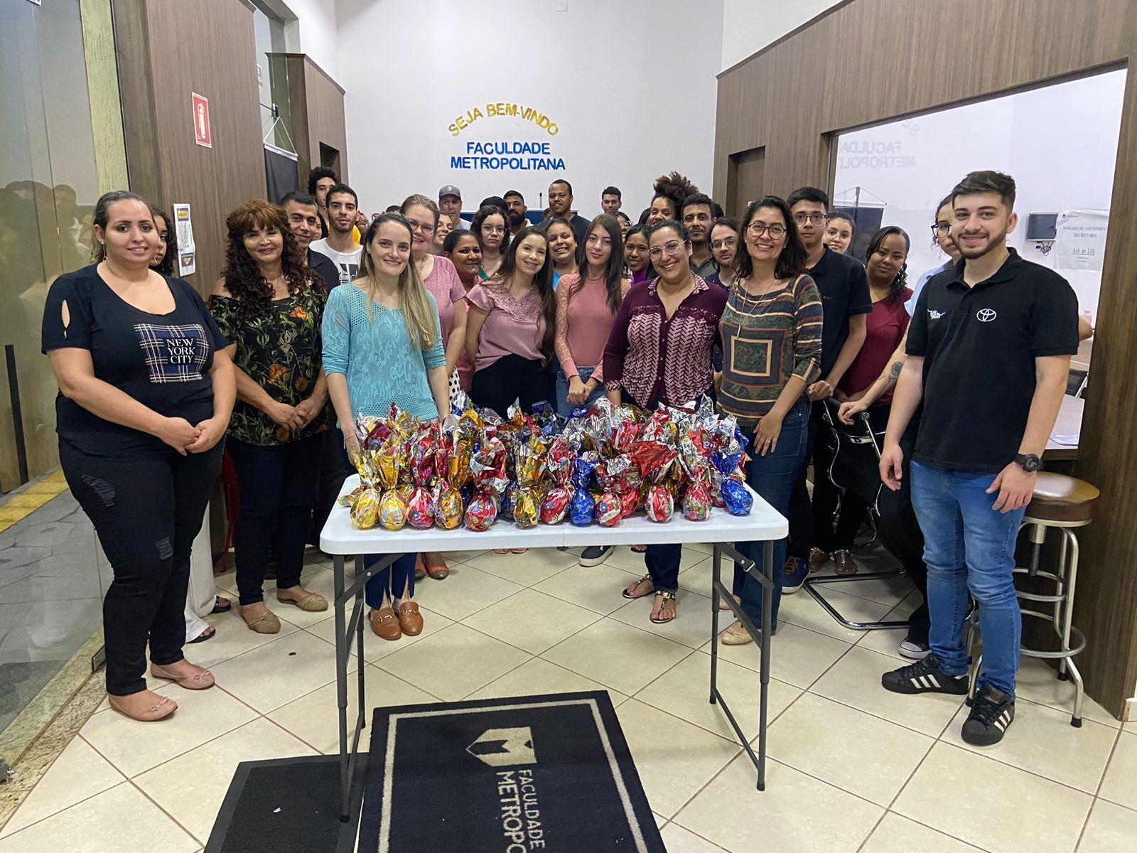 Alunos de Administração realizam ação social com ONG Semeadores do Bem