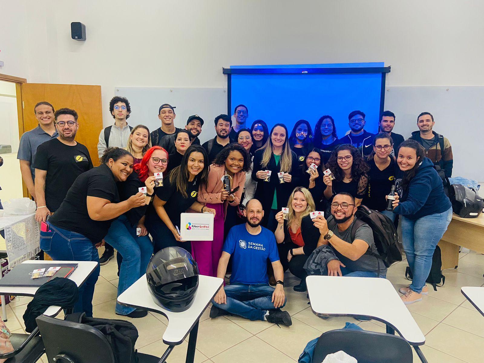 Alunos do curso de Administração apresentam trabalho sobre agência de Marketing