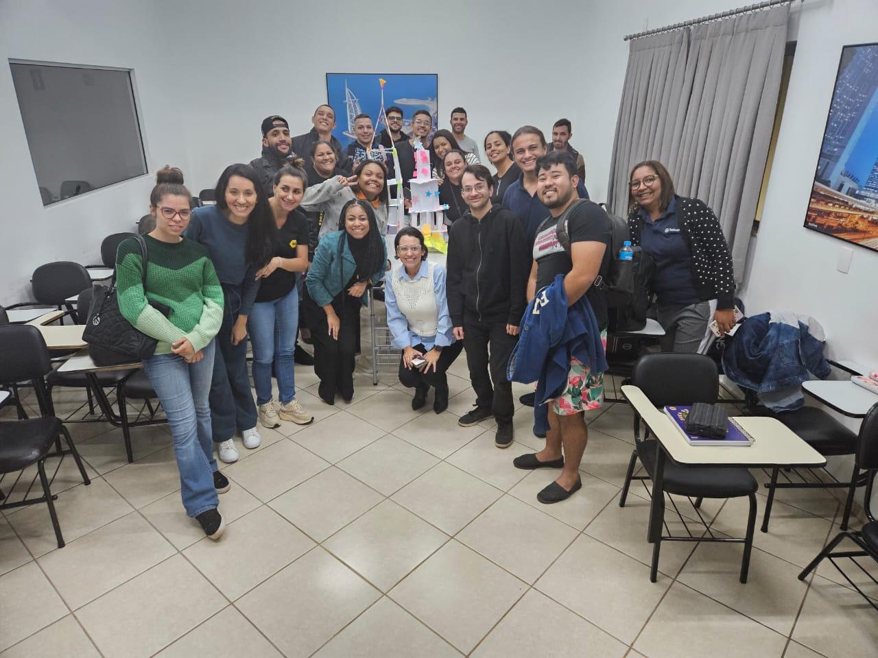 Alunos do curso de Administração realizam atividades em equipe